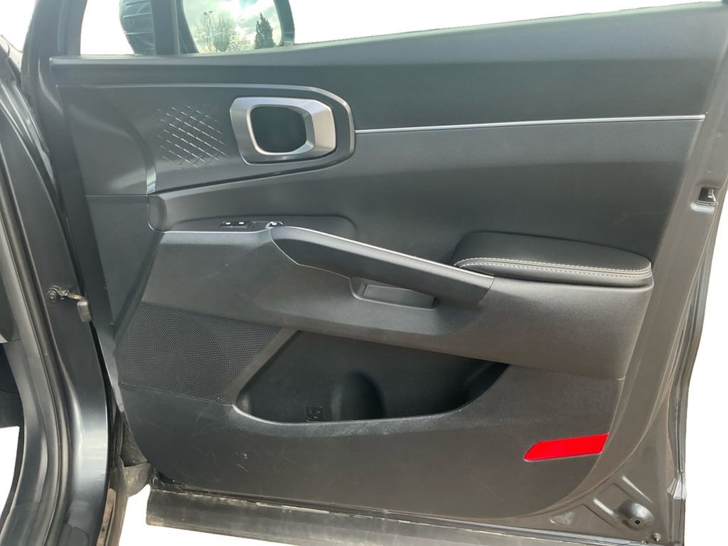 Used 2023 Kia Sorento LX image 16