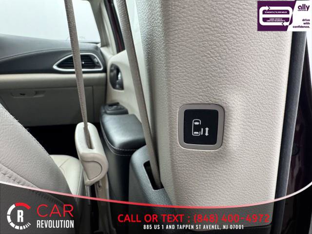 Used 2021 Chrysler Pacifica Touring-L FWD image 65
