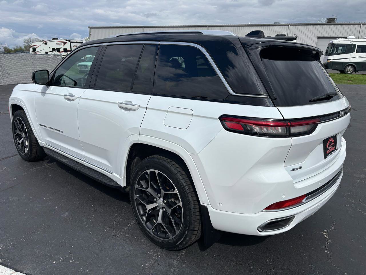 Used 2023 Jeep Grand Cherokee Summit AWD/4WD image 5