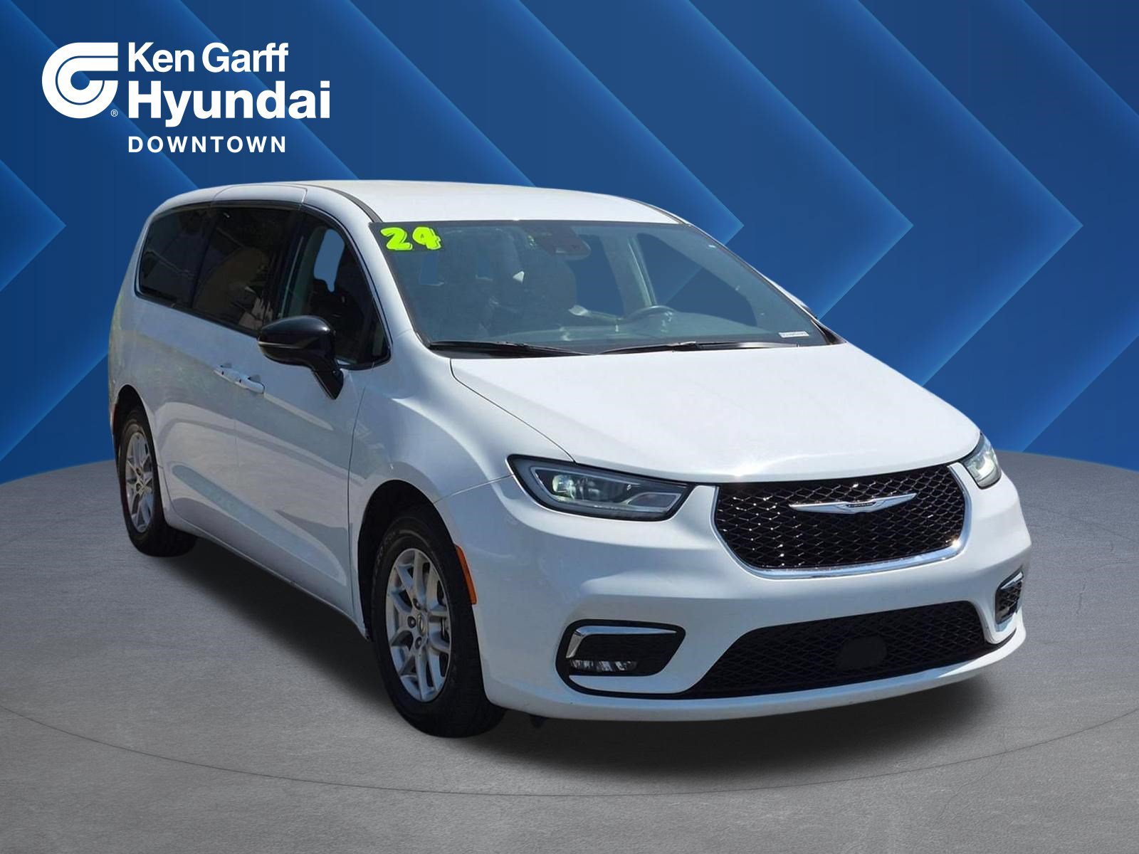 Used 2024 Chrysler Pacifica Touring-L FWD image 1
