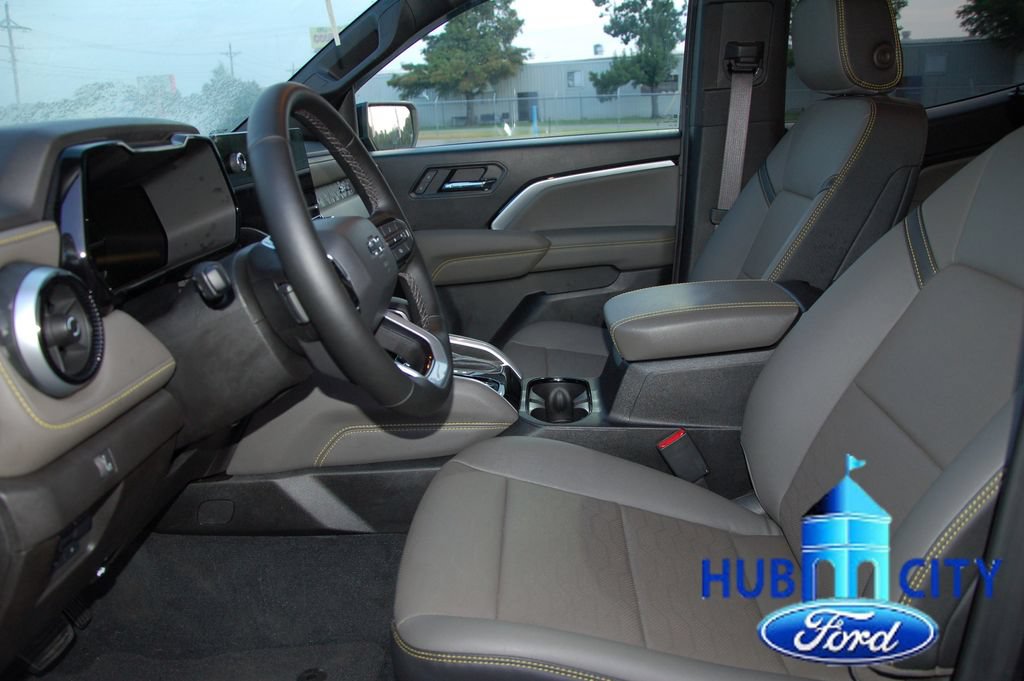 Used 2025 Chevrolet Colorado ZR2 w/ Midnight Edition AWD/4WD image 10