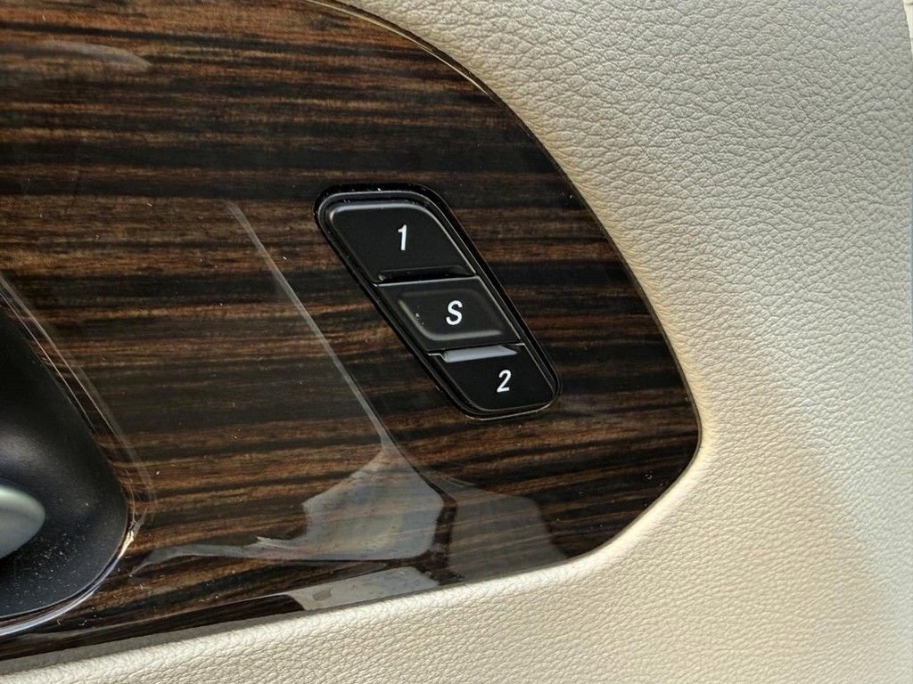 Used 2024 Chrysler Pacifica Limited w/ Uconnect Theater Family Group image 18