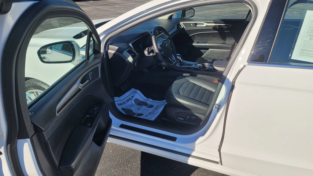 Used 2015 Ford Fusion SE w/ Equipment Group 202A FWD image 18
