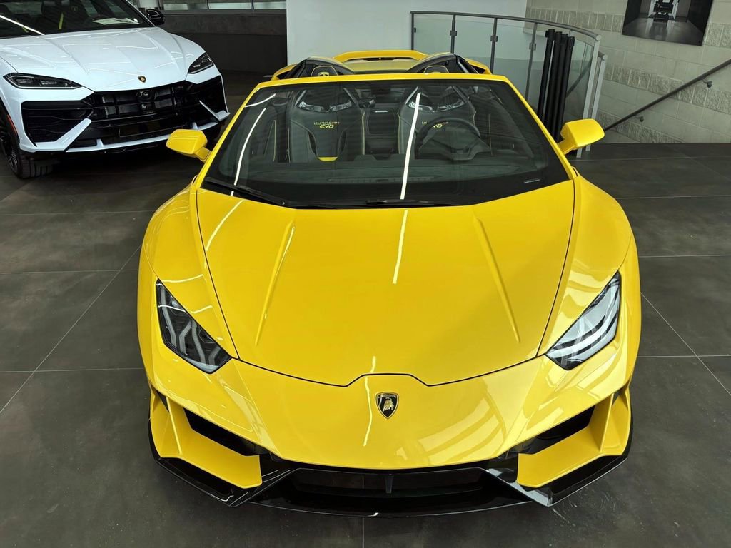 Used 2024 Lamborghini Huracan EVO image 2