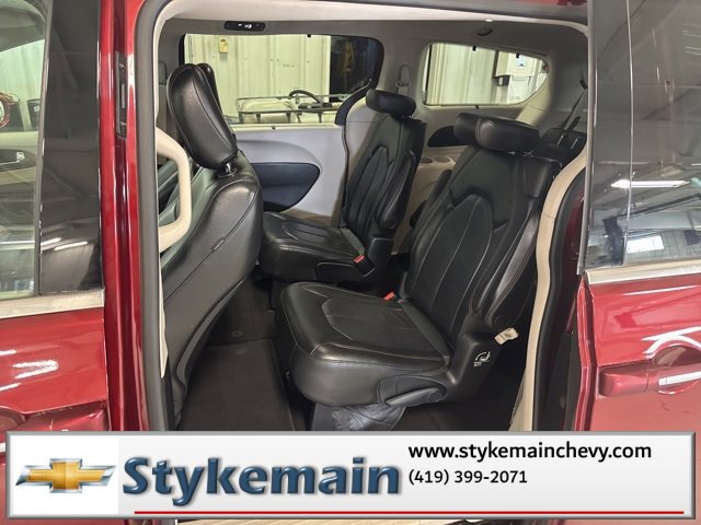 Used 2019 Chrysler Pacifica Touring-L image 3