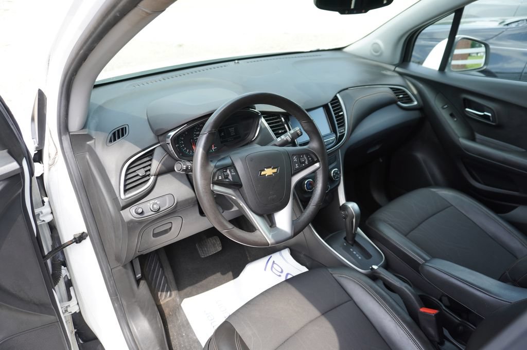 Used 2017 Chevrolet Trax LT w/ LT Convenience Package AWD/4WD image 3