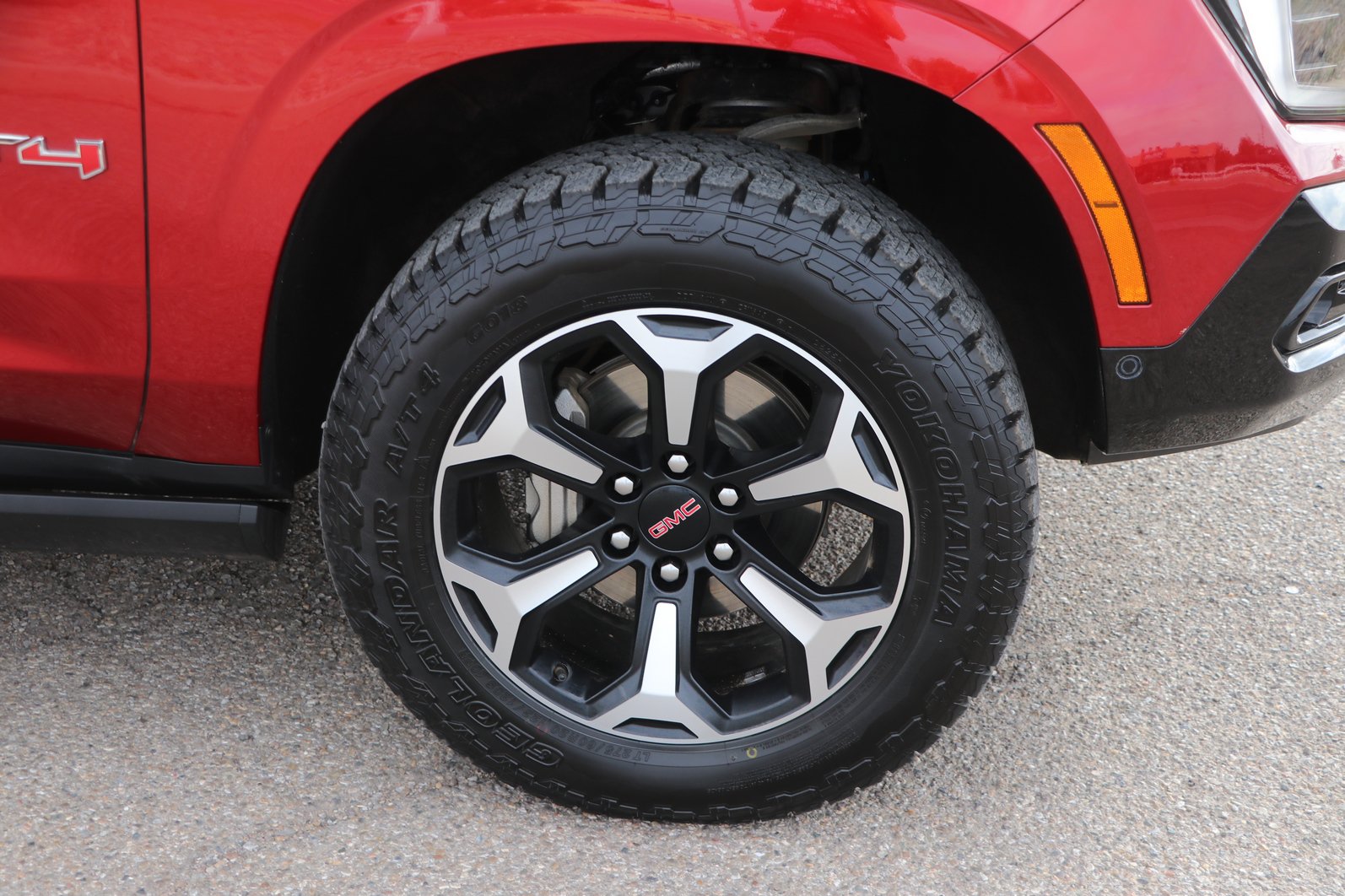 Used 2025 GMC Yukon XL AT4 w/ AT4 Premium Plus Package AWD/4WD image 9