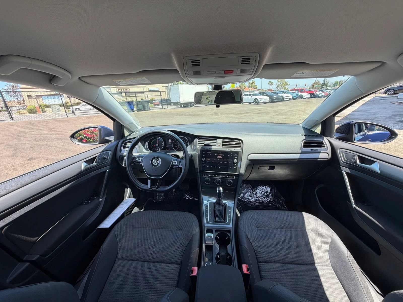 Used 2017 Volkswagen e-Golf SE FWD image 28