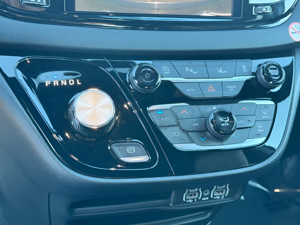 Used 2025 Chrysler Pacifica Select FWD image 19