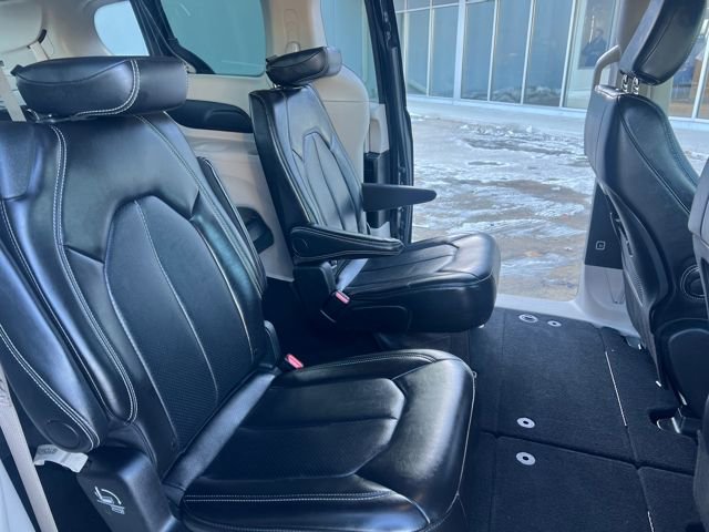 Used 2024 Chrysler Pacifica Touring-L FWD image 18