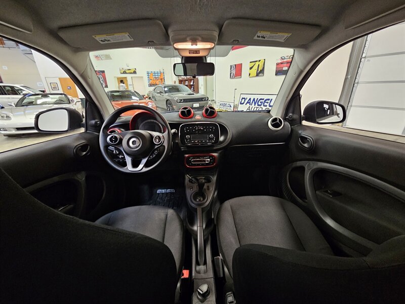 Used 2017 smart fortwo pure RWD image 23