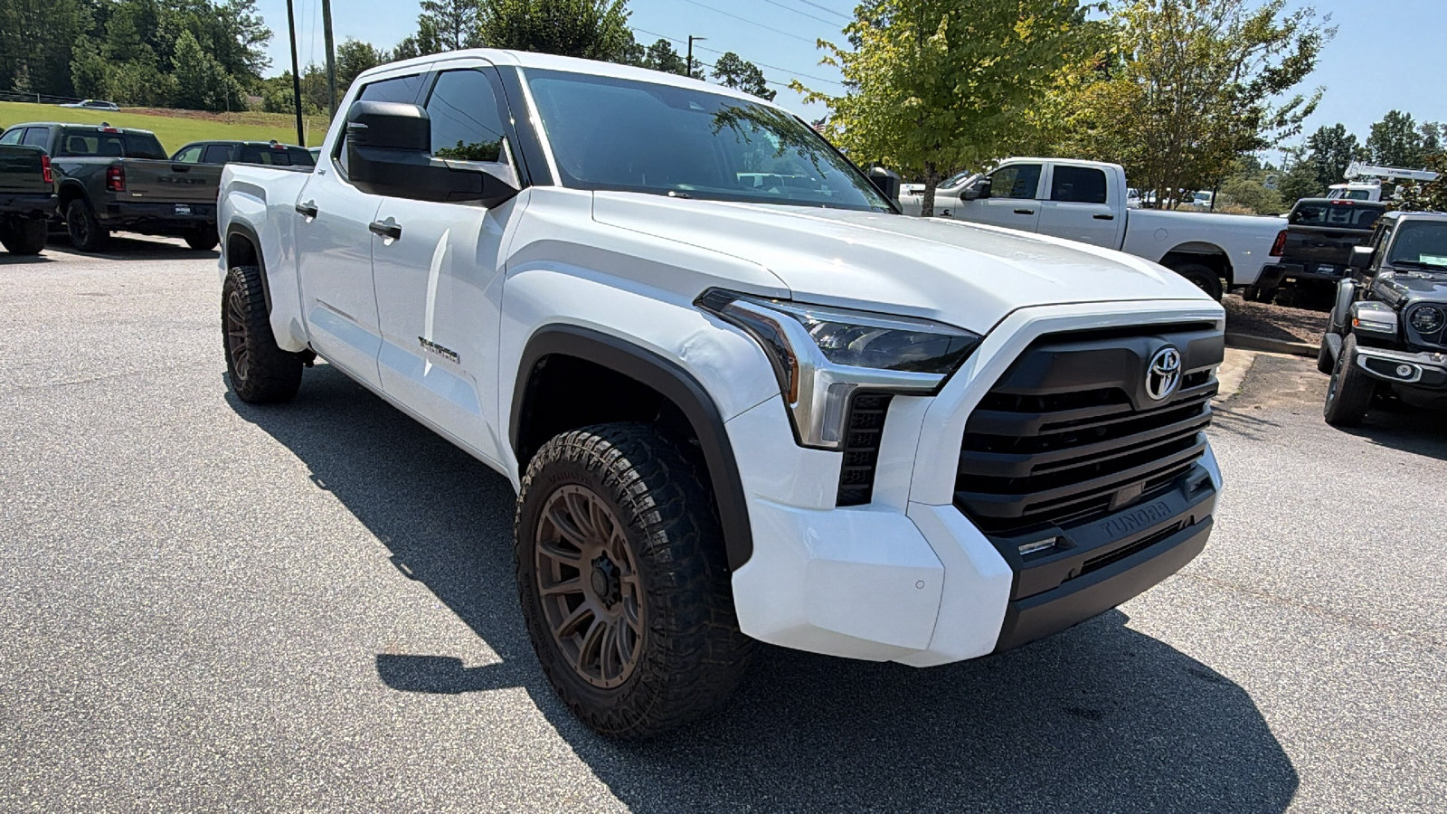 Used 2022 Toyota Tundra SR5 w/ SR5 Convenience Package AWD/4WD image 5