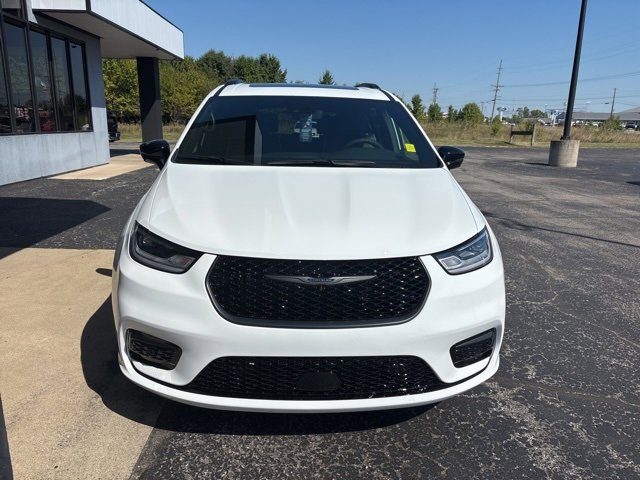 New 2026 Chrysler Pacifica Limited image 9