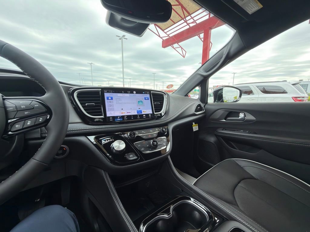 New 2027 Chrysler Pacifica Limited FWD image 18
