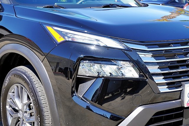 Used 2025 Nissan Rogue S AWD/4WD image 12