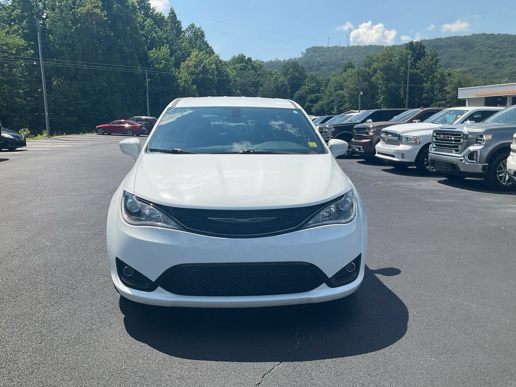 Used 2020 Chrysler Pacifica Touring w/ S Appearance Package FWD image 2