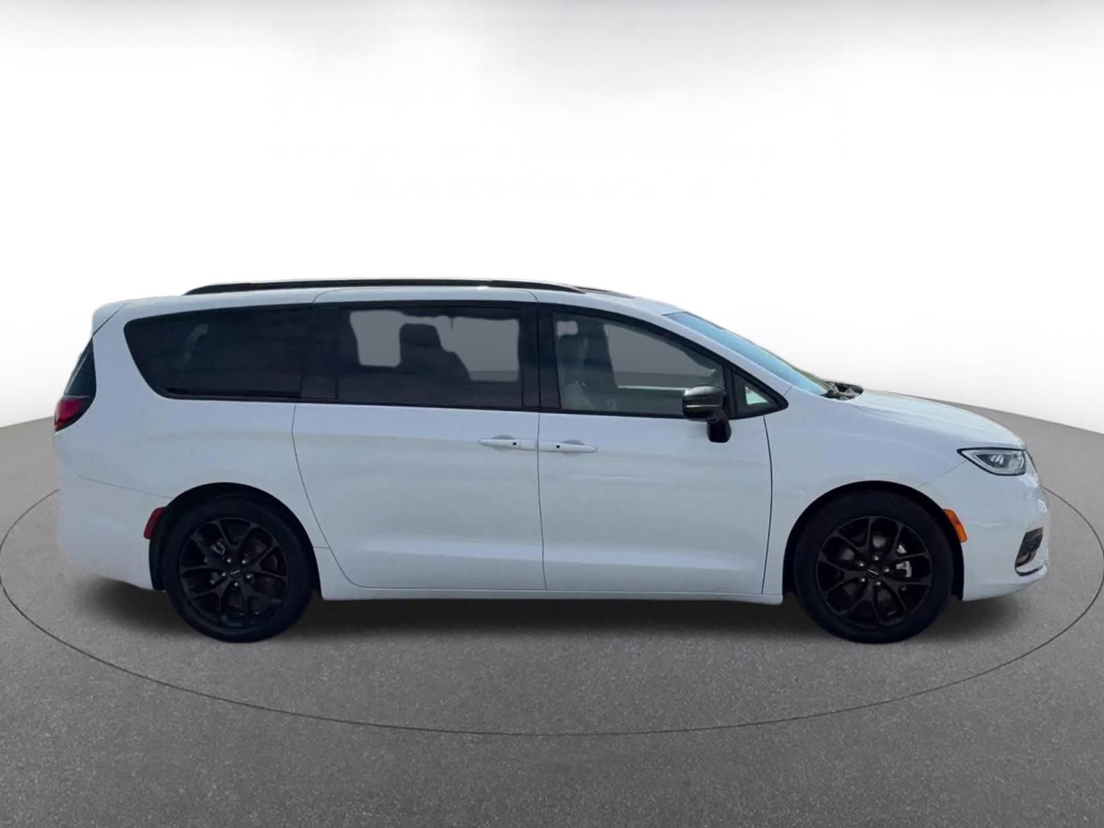 Used 2025 Chrysler Pacifica Limited image 13