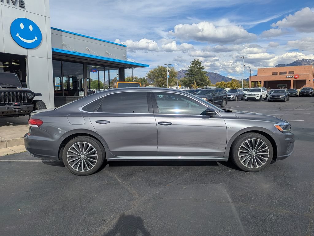 Used 2022 Volkswagen Passat 2.0T FWD image 2