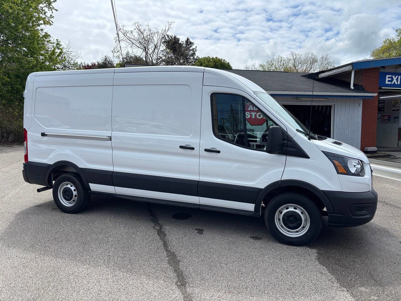 Used 2025 Ford Transit 250 148 Medium Roof RWD image 2