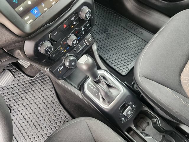 Used 2023 Jeep Renegade Latitude AWD/4WD image 19
