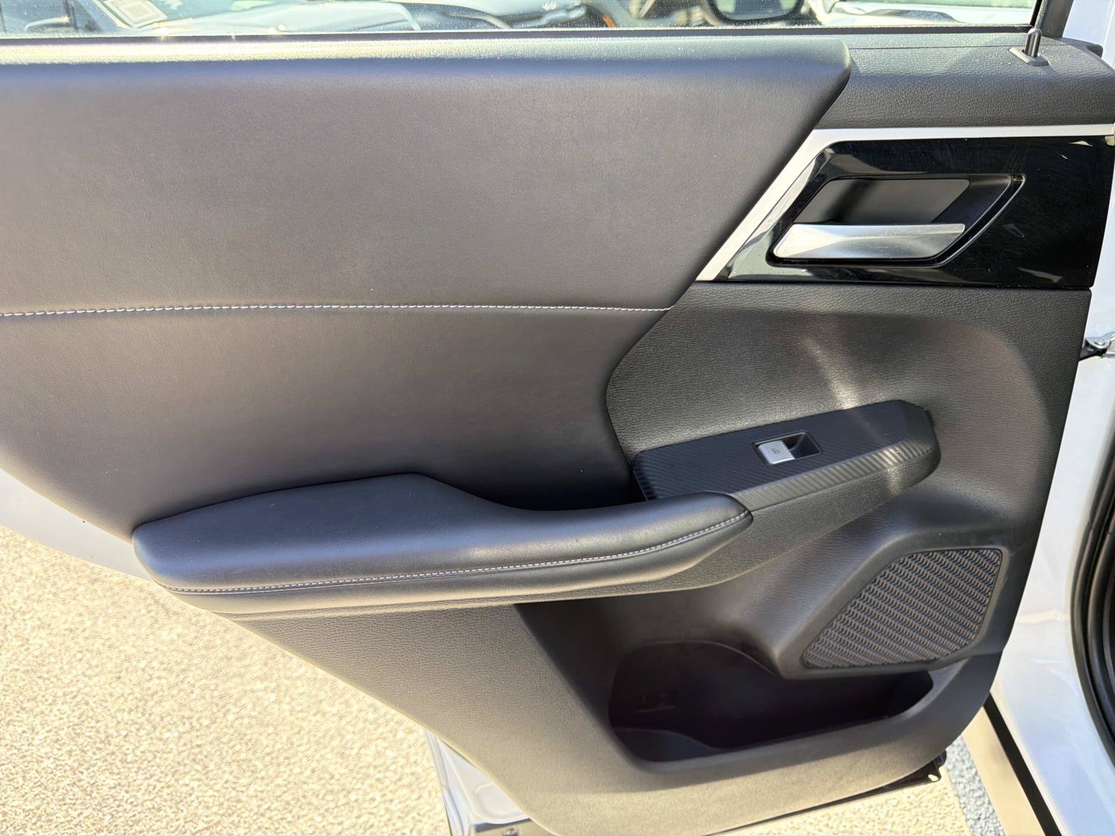Used 2024 Mitsubishi Outlander AWD image 12