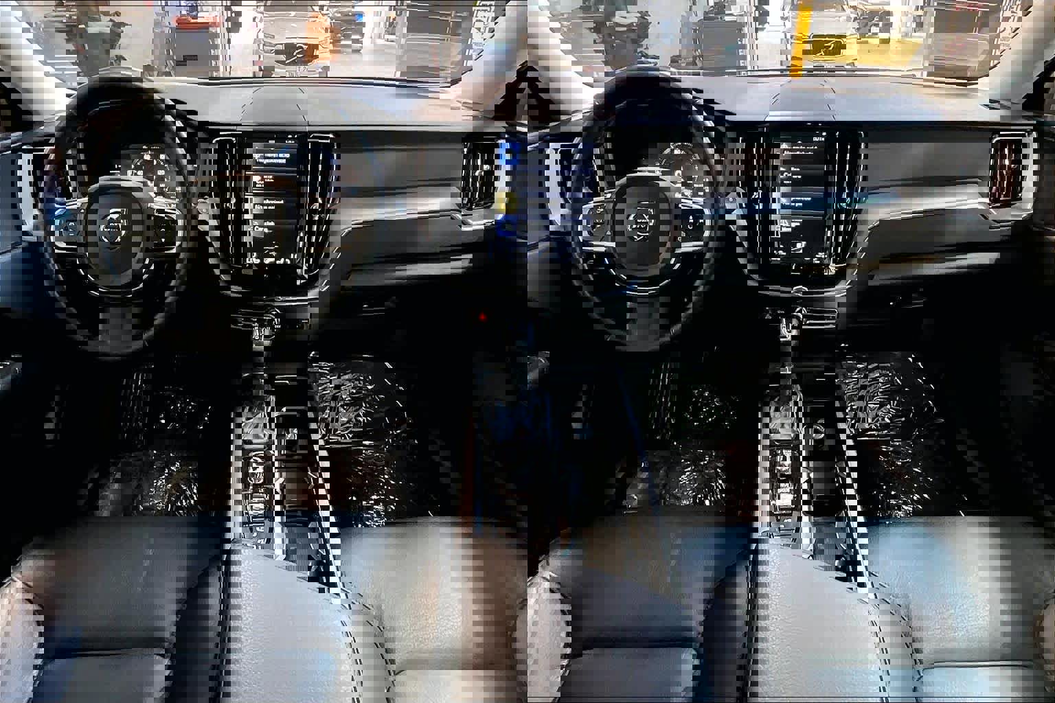 Used 2019 Volvo XC60 T6 Momentum w/ Premium Package image 14