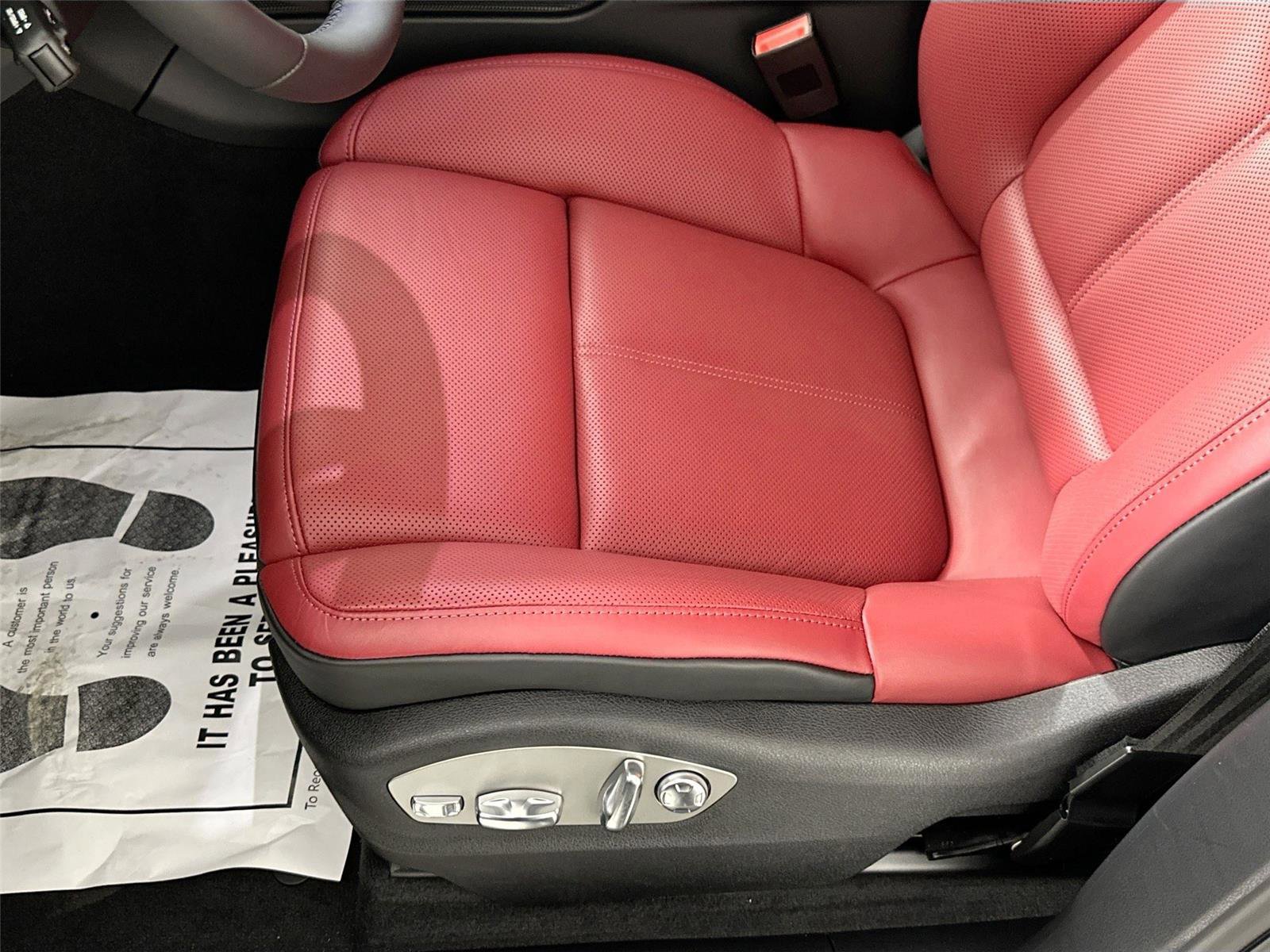 Certified 2026 Porsche Macan Turbo AWD/4WD image 32