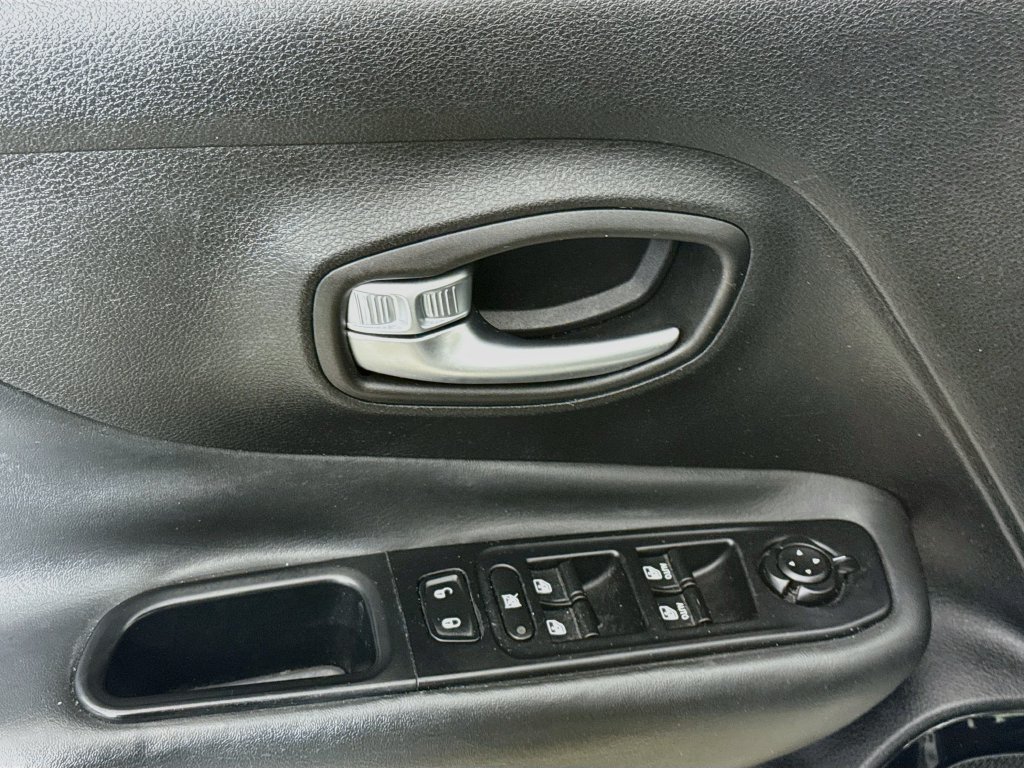 Used 2018 Jeep Renegade Altitude w/ Popular Equipment Group FWD image 23