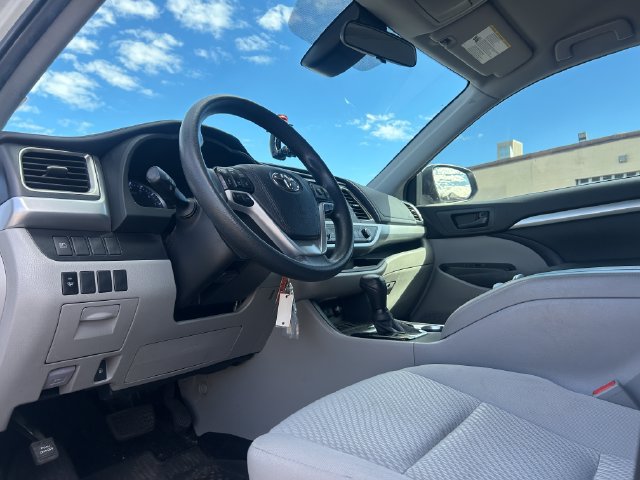 Used 2019 Toyota Highlander LE AWD/4WD image 25