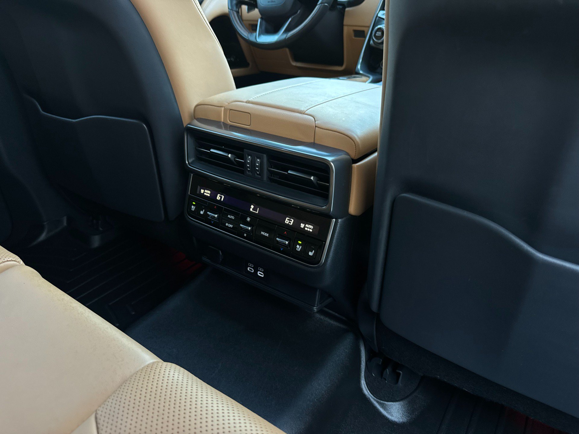 Used 2024 Lexus LX 600 4WD w/ Luxury Package image 39