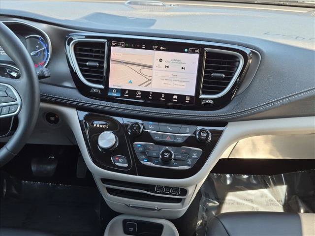 Used 2024 Chrysler Pacifica Limited FWD image 15