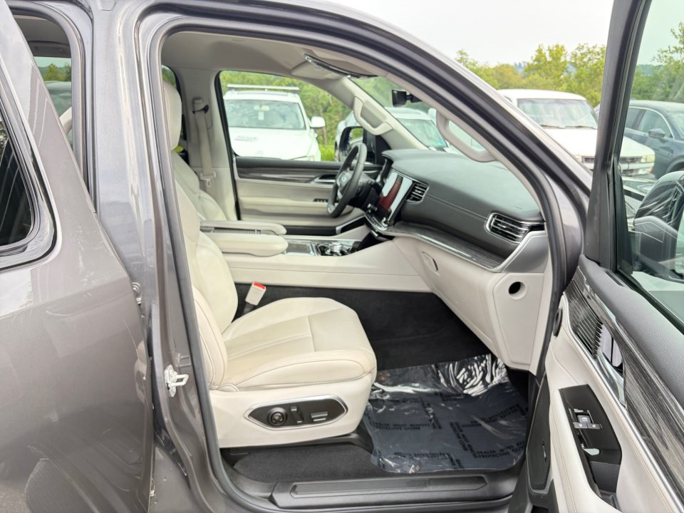 Used 2022 Jeep Wagoneer Series II AWD/4WD image 28