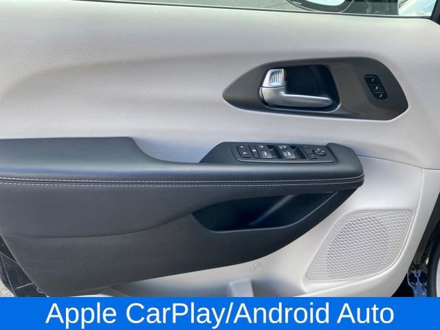 Used 2024 Chrysler Pacifica Touring-L image 17