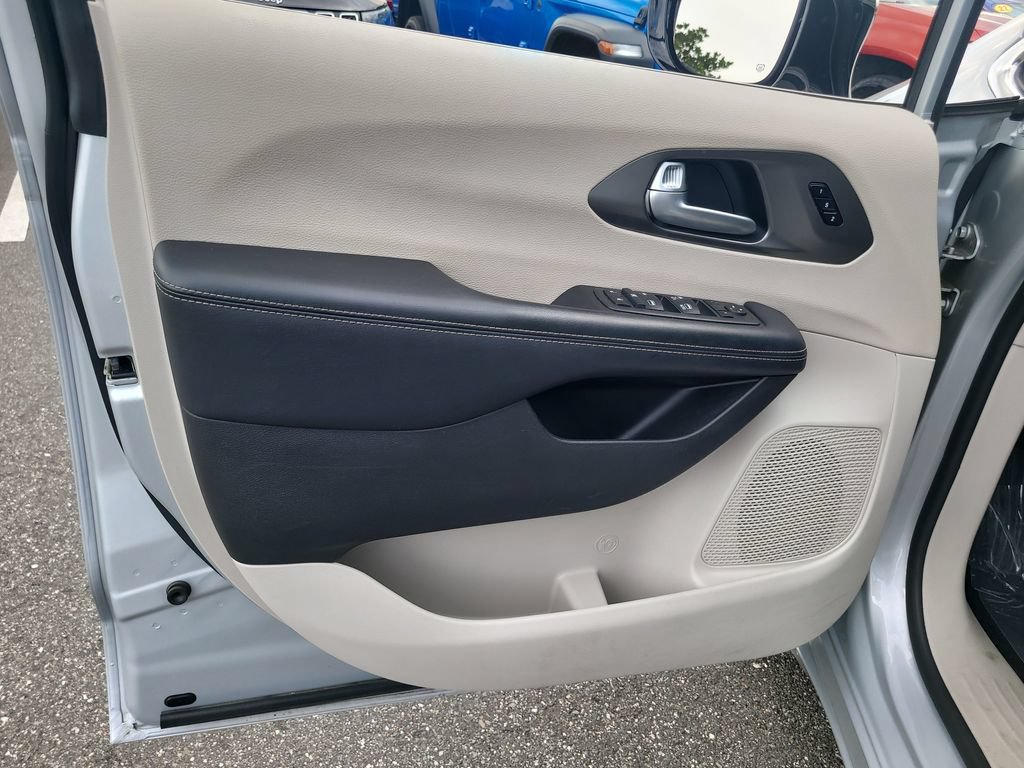 Used 2024 Chrysler Pacifica Touring-L FWD image 16