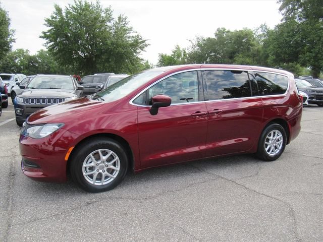 Certified 2023 Chrysler Voyager LX FWD image 4