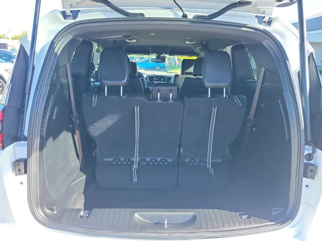 Used 2025 Chrysler Pacifica Select image 10