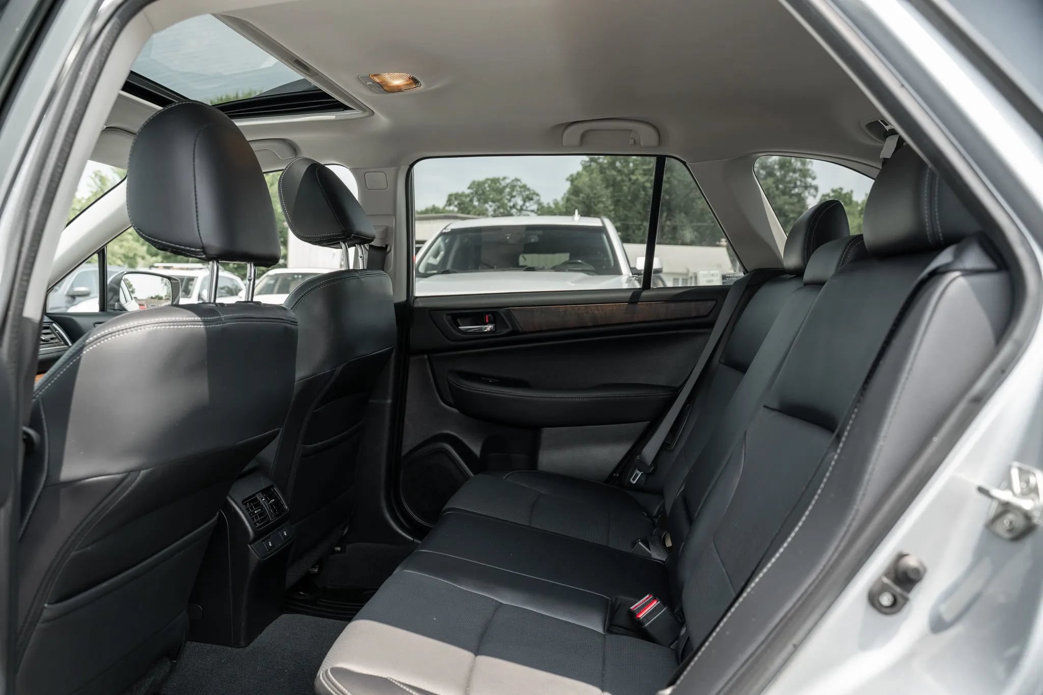 Used 2017 Subaru Outback 2.5i Limited AWD/4WD image 8