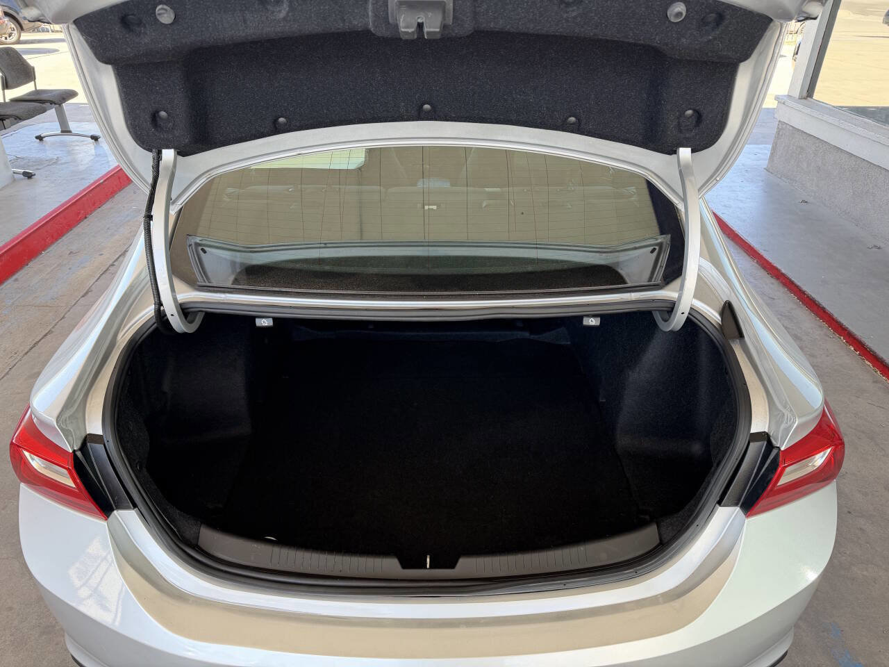 Used 2017 Chevrolet Malibu LT FWD image 18