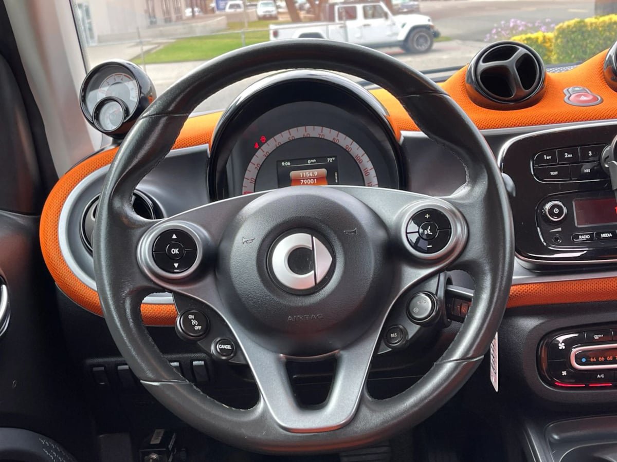 Used 2016 smart fortwo pure RWD image 11