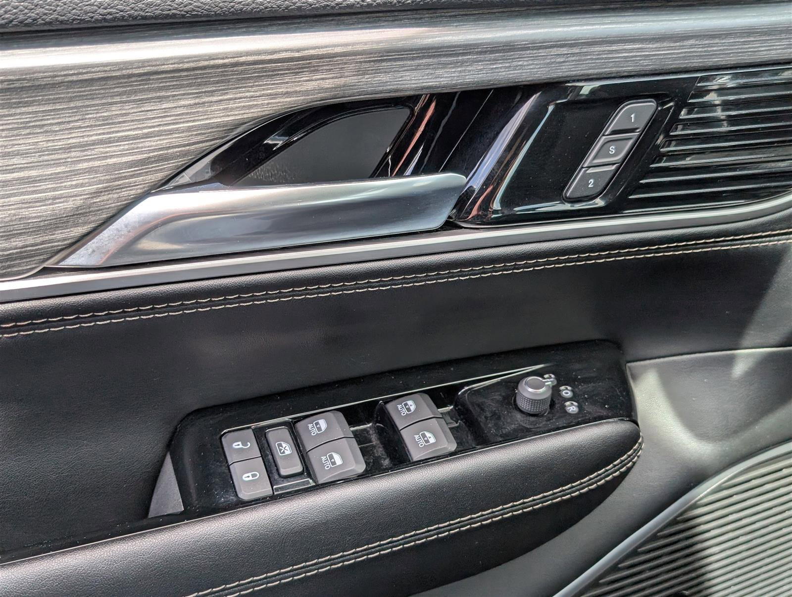 Used 2024 Jeep Wagoneer L Series II w/ Flexible Seating Group image 19