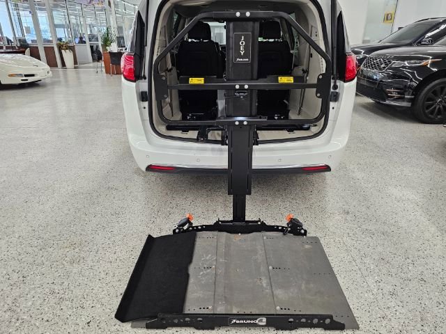 Used 2018 Chrysler Pacifica Touring-L Plus w/ Advanced Safetytec Group