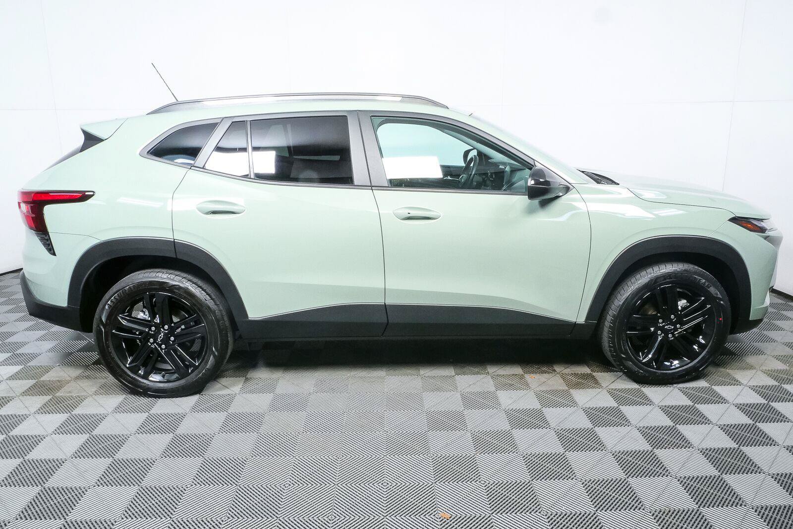 Used 2024 Chevrolet Trax ACTIV w/ Sunroof Package FWD image 2