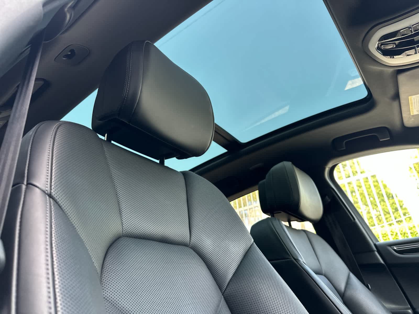 Certified 2023 Porsche Macan AWD/4WD image 18