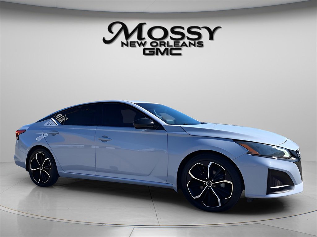 Used 2023 Nissan Altima 2.5 SR w/ SR Premium Package image 3