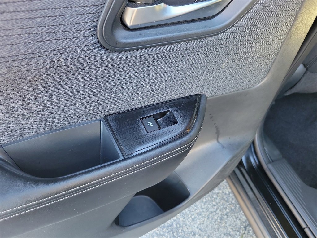 Used 2023 Nissan Rogue SV image 10