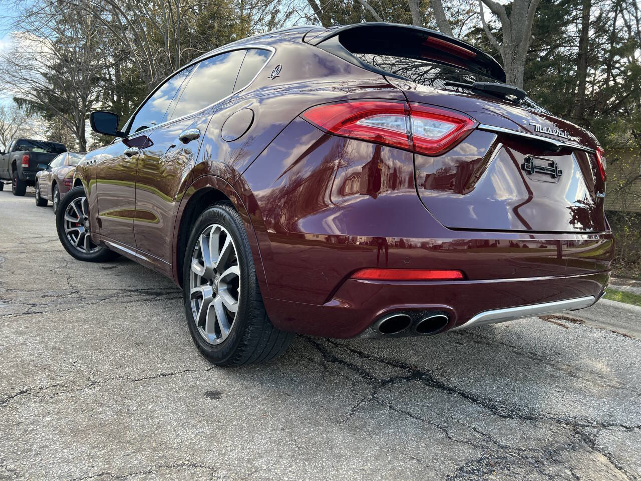 Used 2017 Maserati Levante w/ Luxury Package AWD/4WD image 4