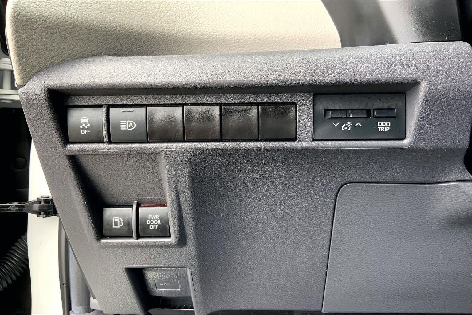 Certified 2024 Toyota Sienna XLE FWD image 33