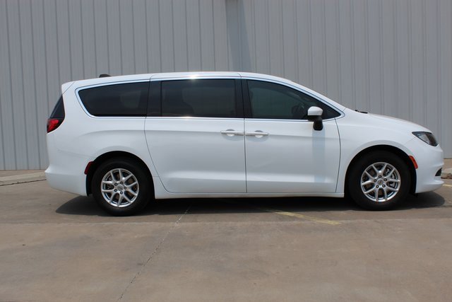 Used 2021 Chrysler Voyager LX image 3