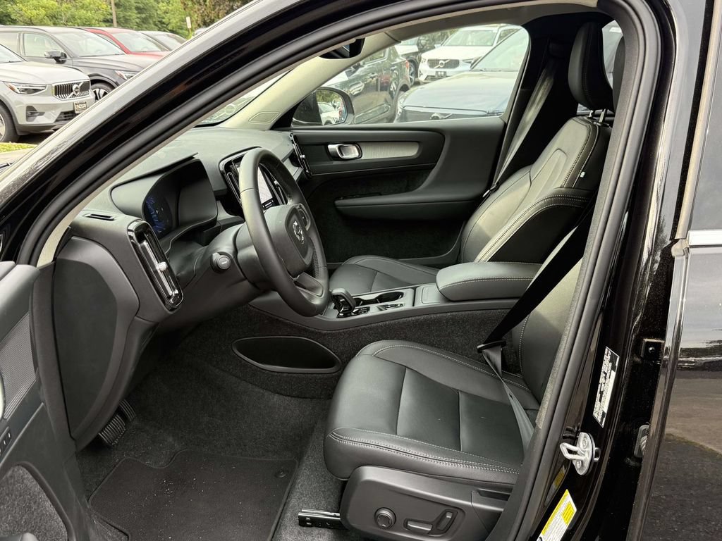 Used 2025 Volvo XC40 B5 Core w/ Protection Package Premier AWD/4WD image 3
