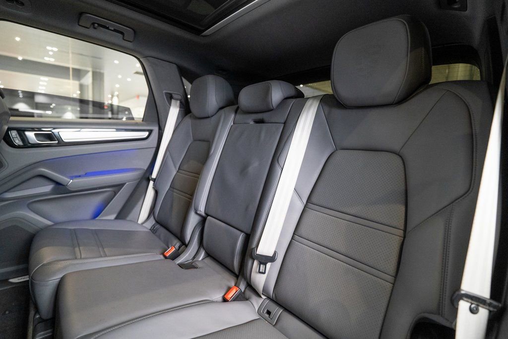 Certified 2023 Porsche Cayenne Platinum Edition image 35